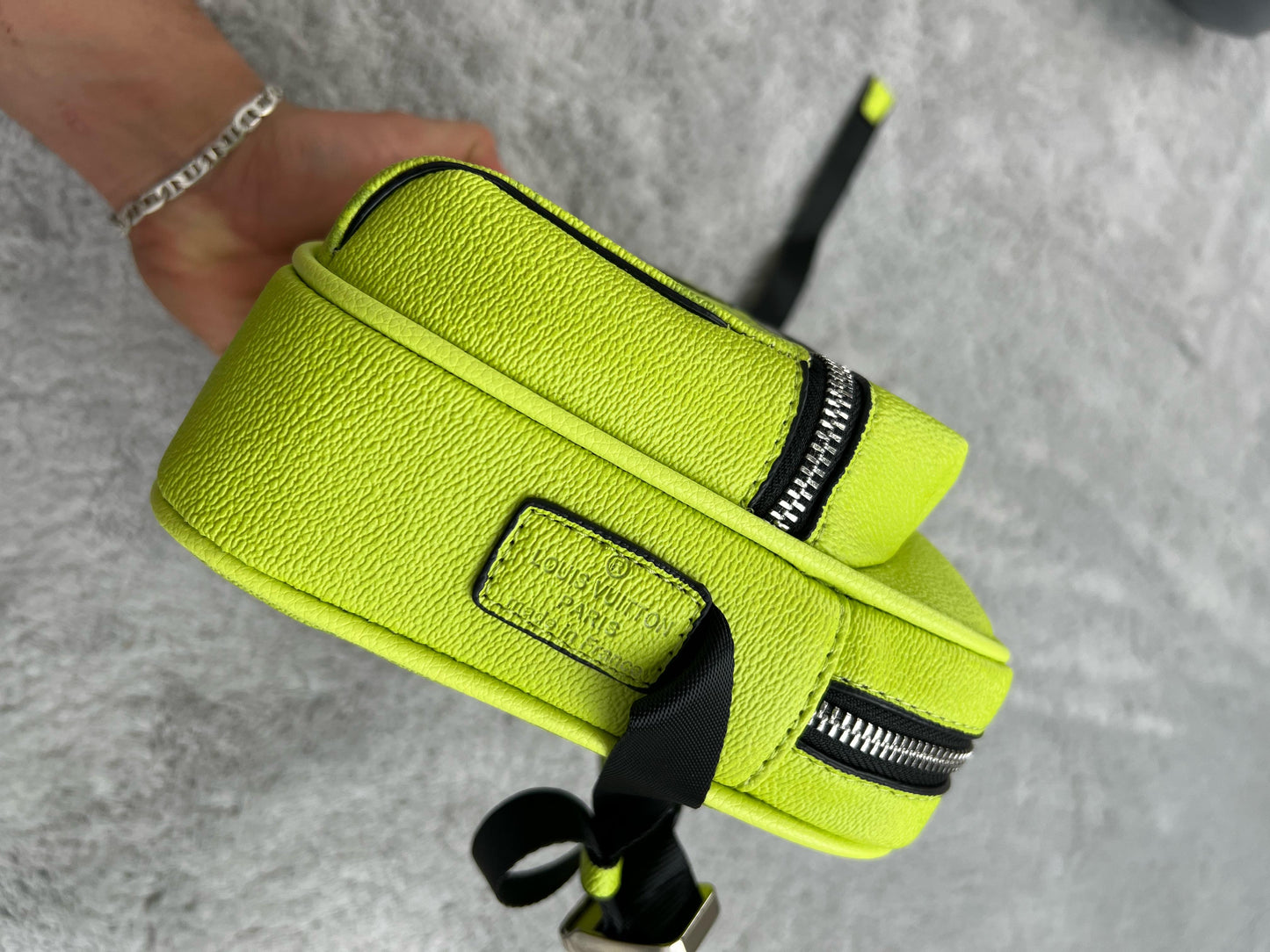 BANDOLERA LV amarillo logos