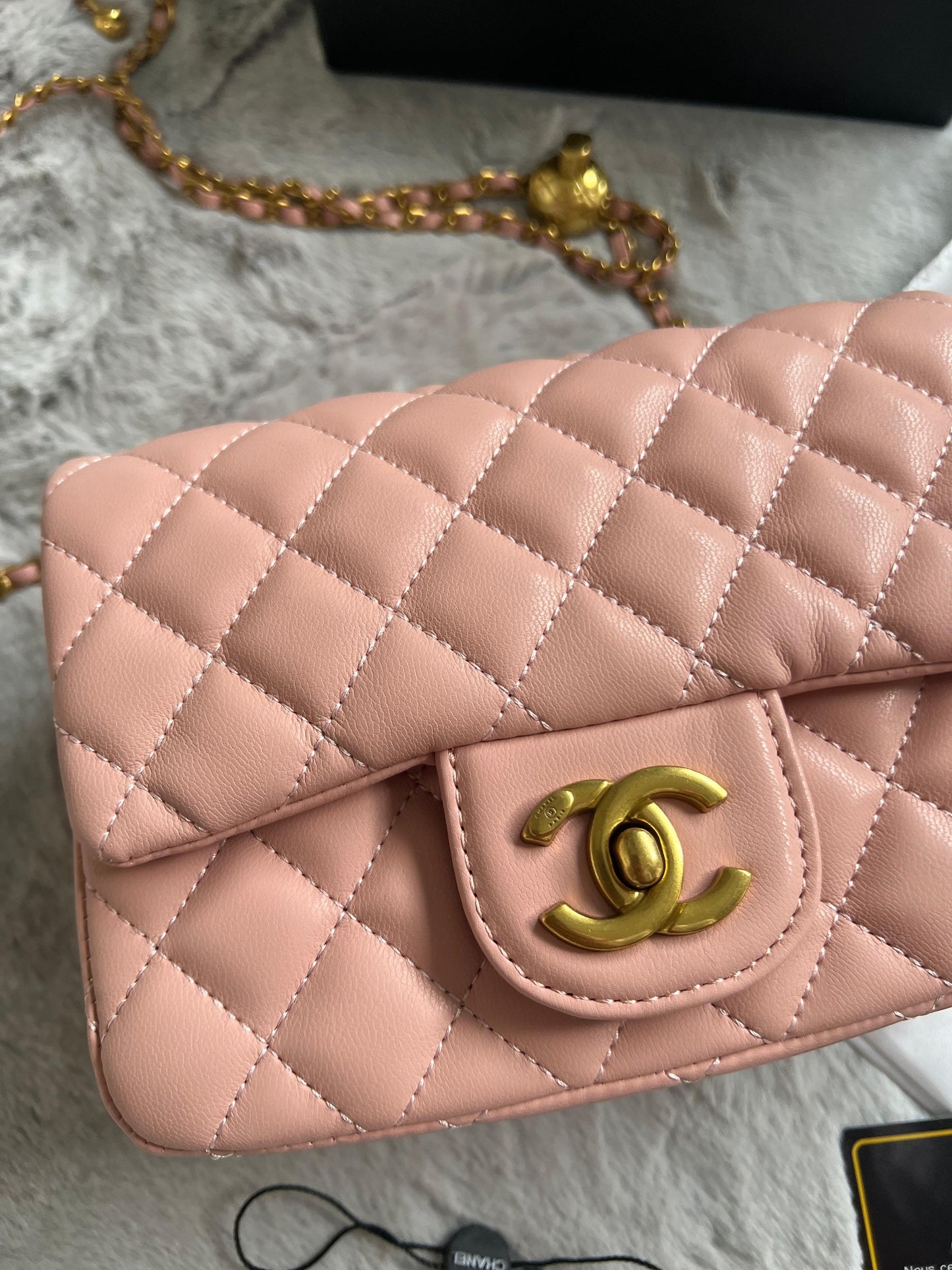 Bolso chanel rosa logo dorado