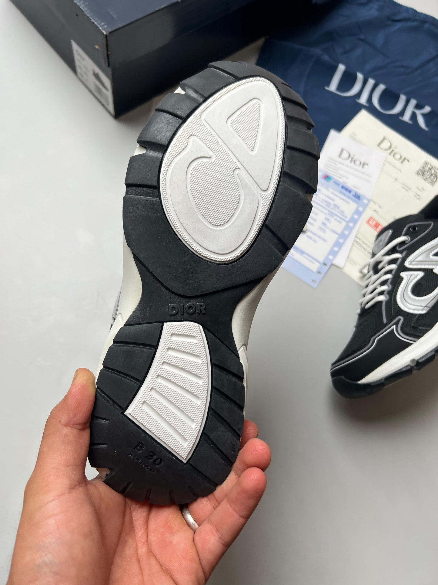 Dior B30 negras y blancas logo gris detalles negros