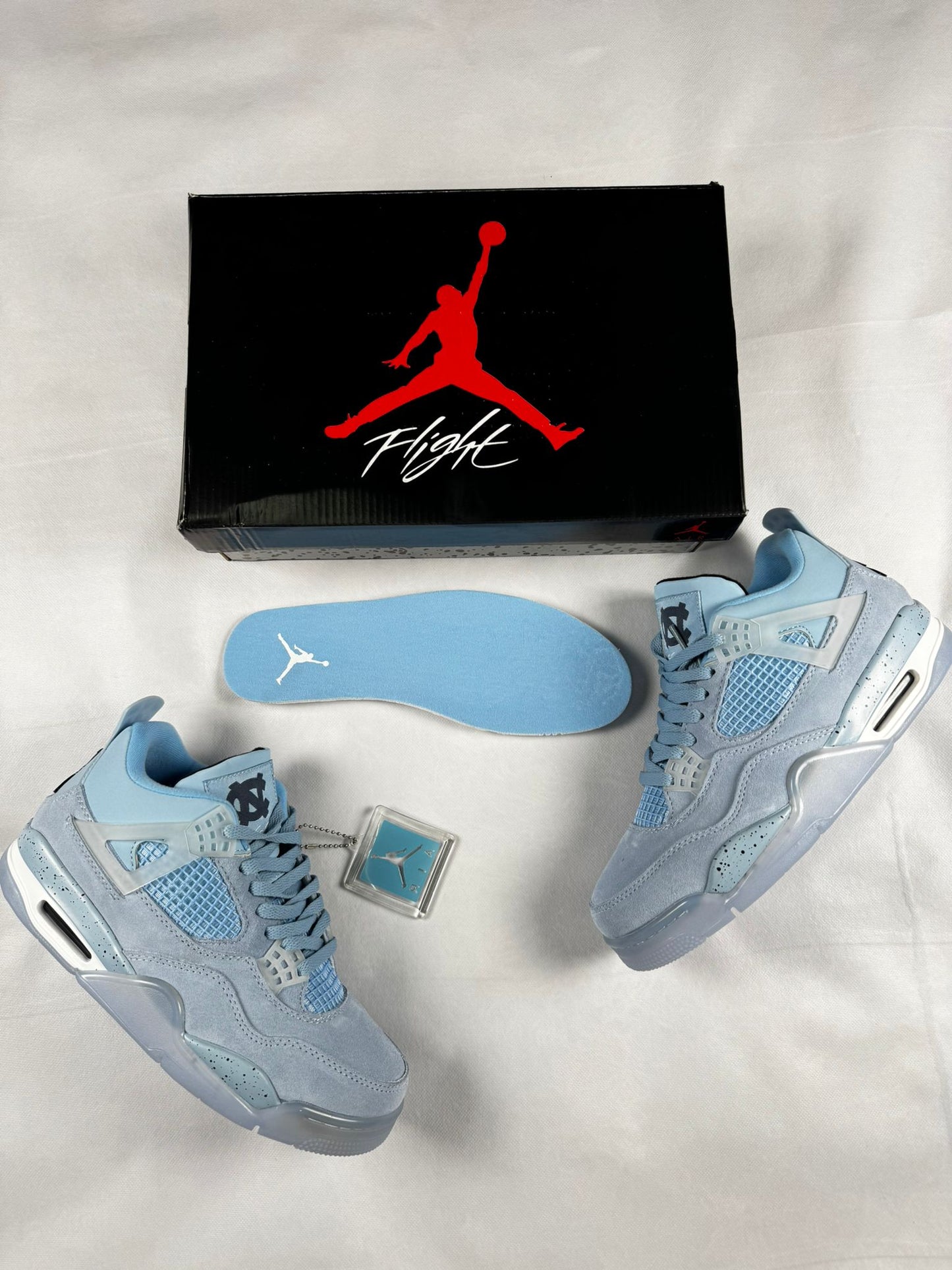 Jordan 4 azul detalles blancos