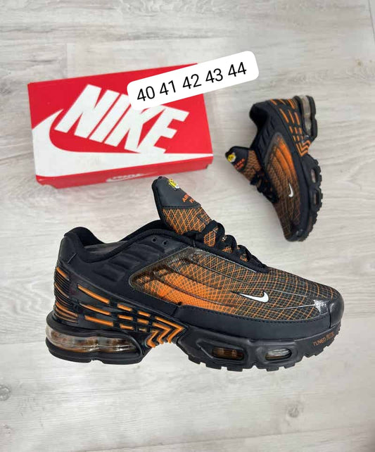 Nike tn tunned naranjas y negras logo blanco