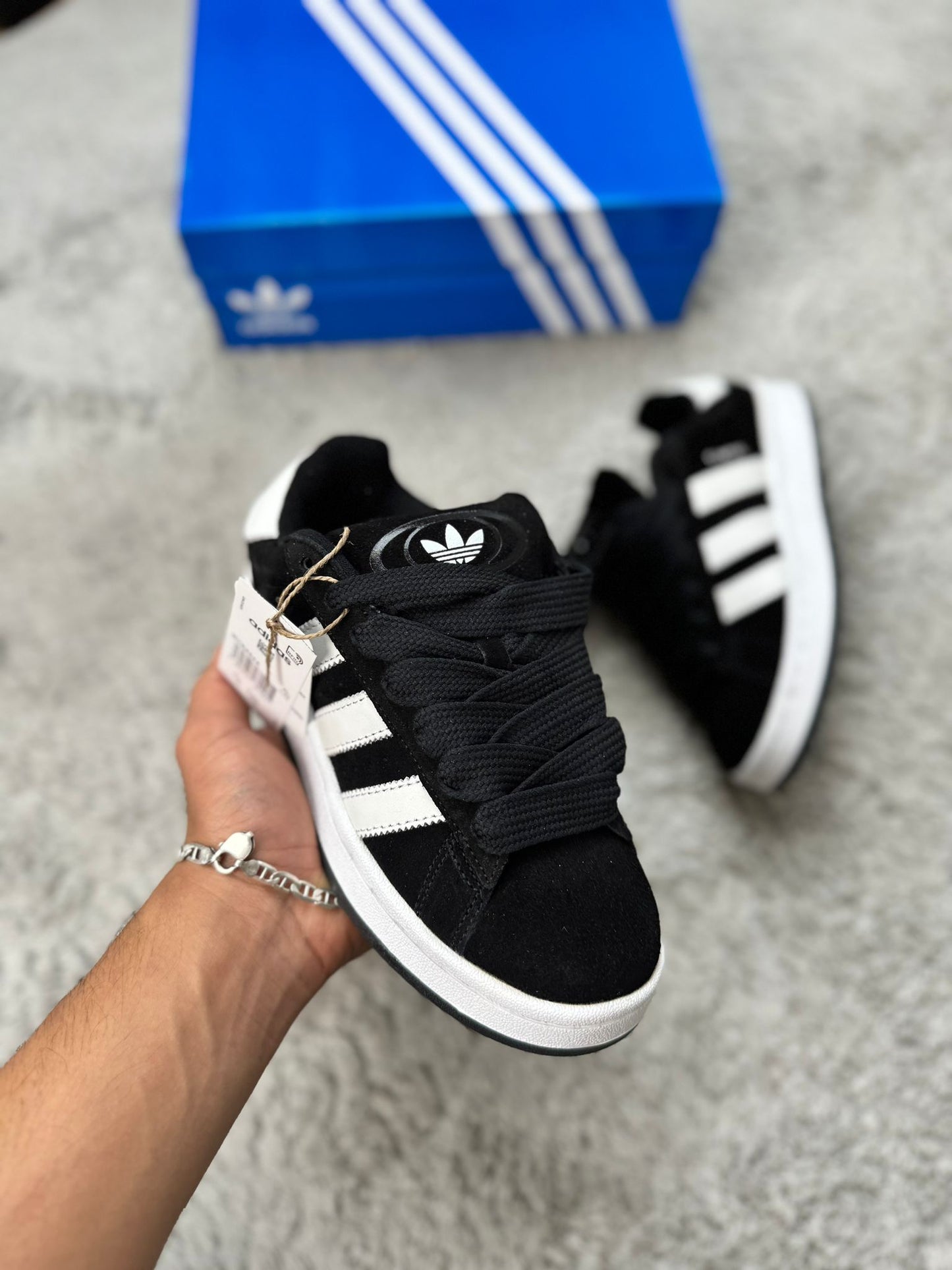 Adidas campus negras logo blanco