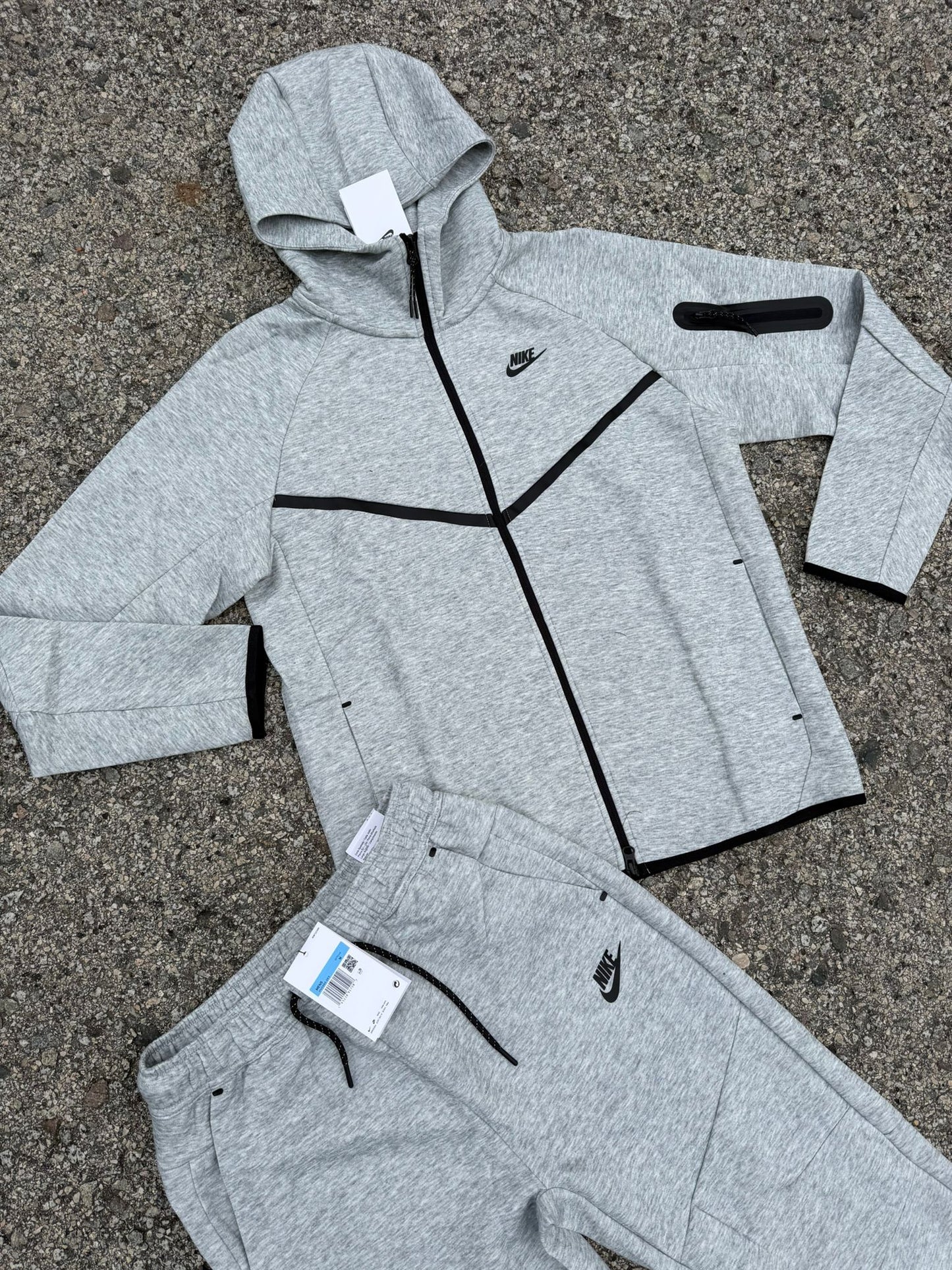 Nike tech gris logo negro