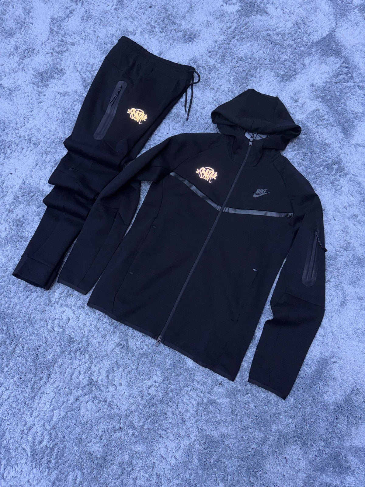 Chandal Nike Tech X synaworld negro logo naranja