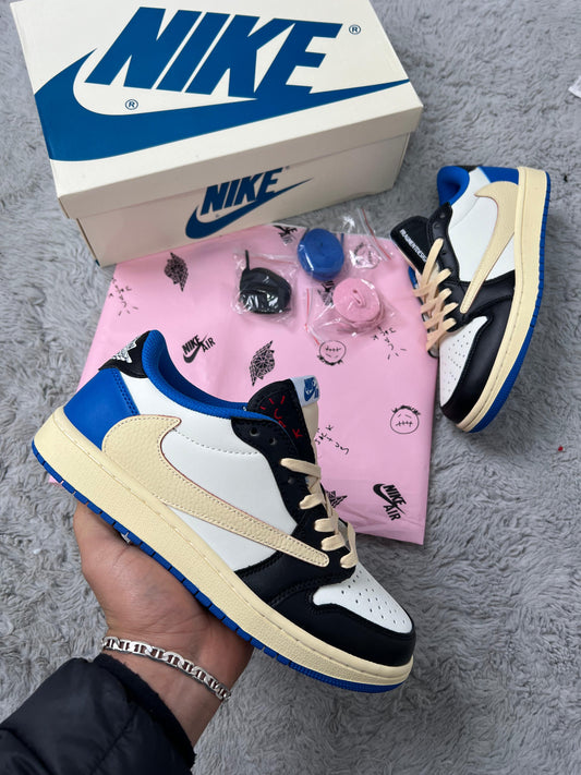 Travis Scott x Air Jordan 1 Retro Low OG azules y blancas