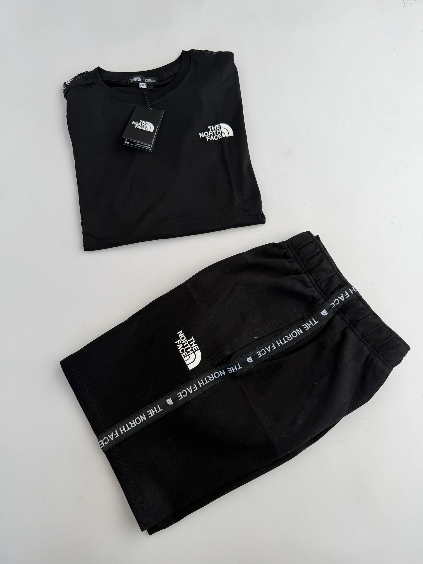 Conjunto corto north face negro logo blanco tiras