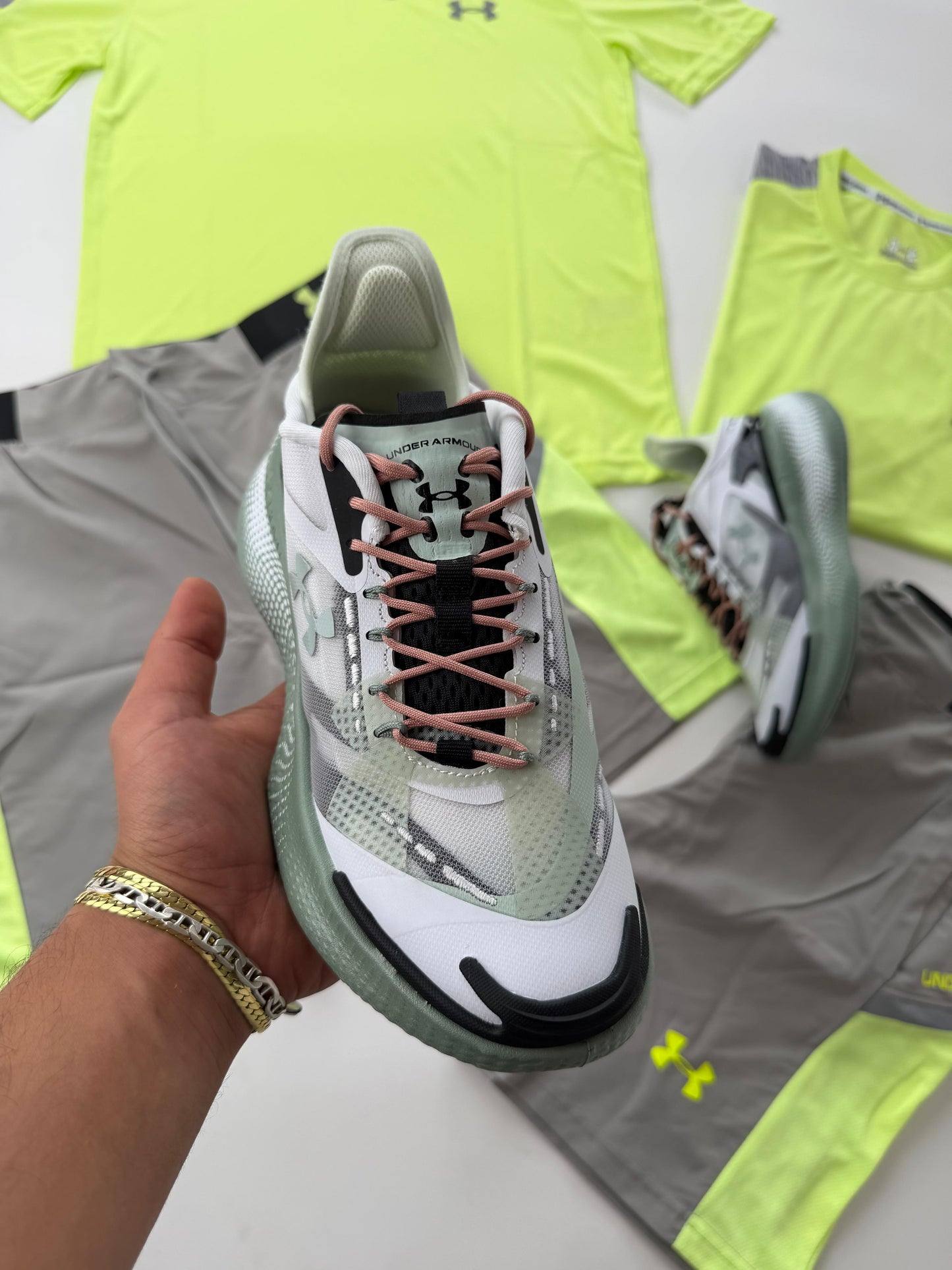 Under Armour Blancas detalles negros logo verde