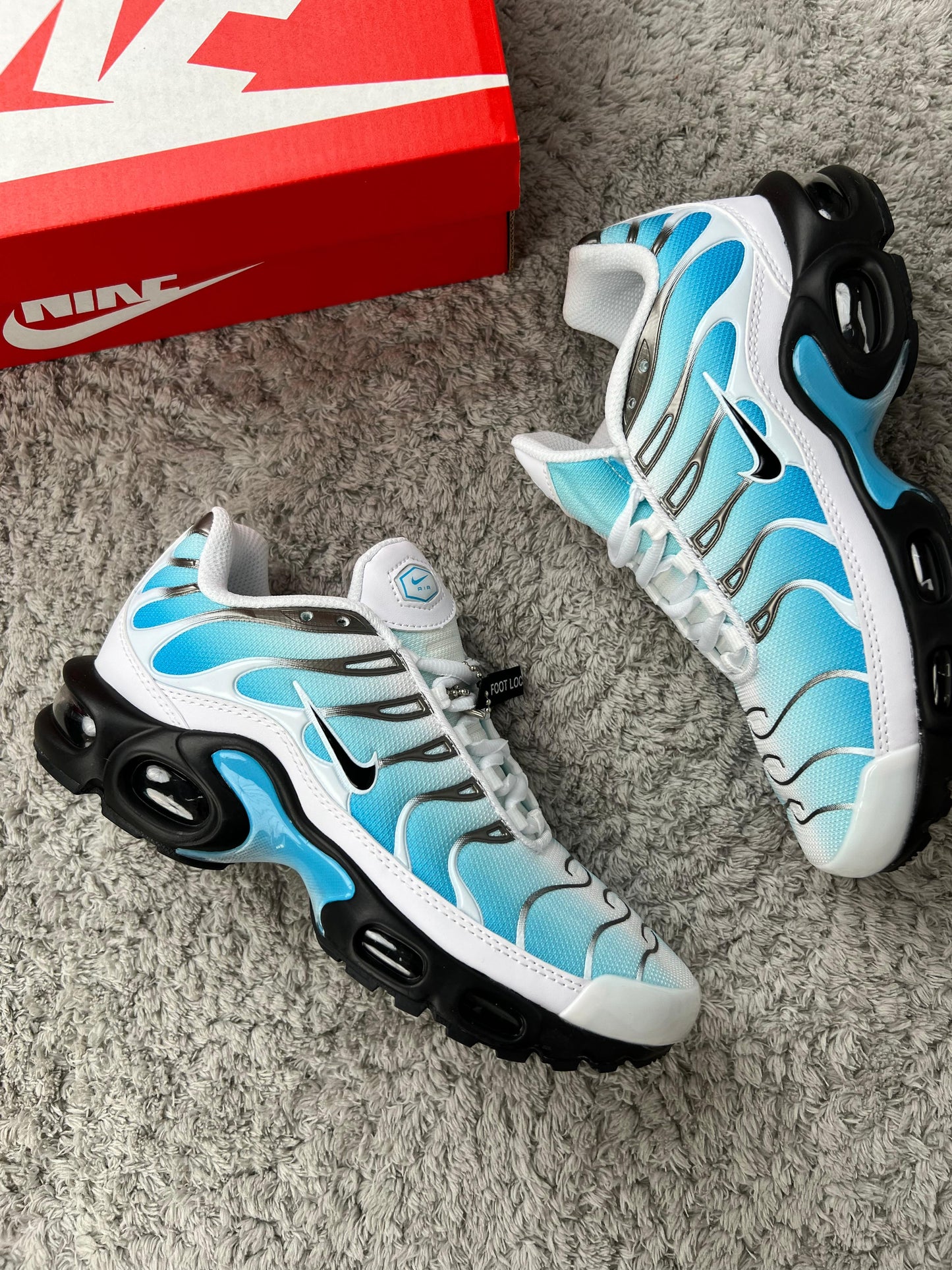 NIKE TN azul claro detalles negros y blancos logo negro contorno blanco