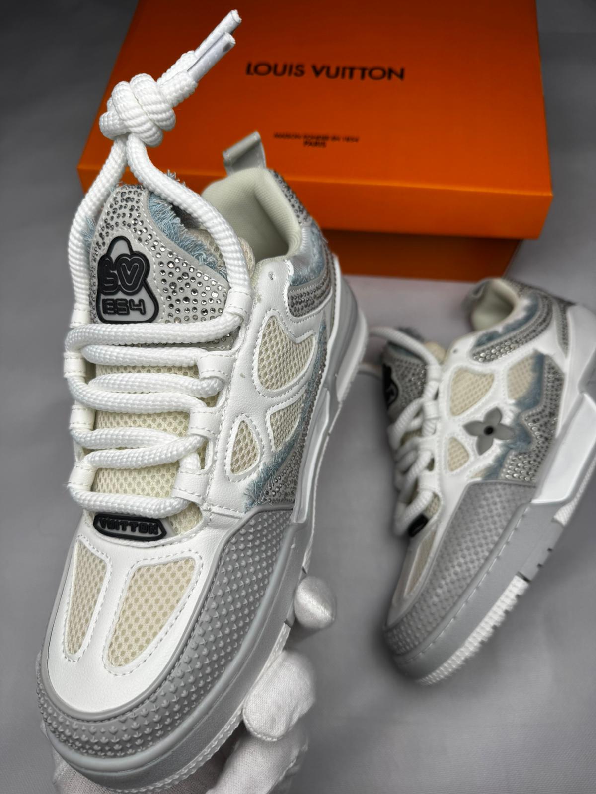 LV skate blancas y grises piedras brillantes