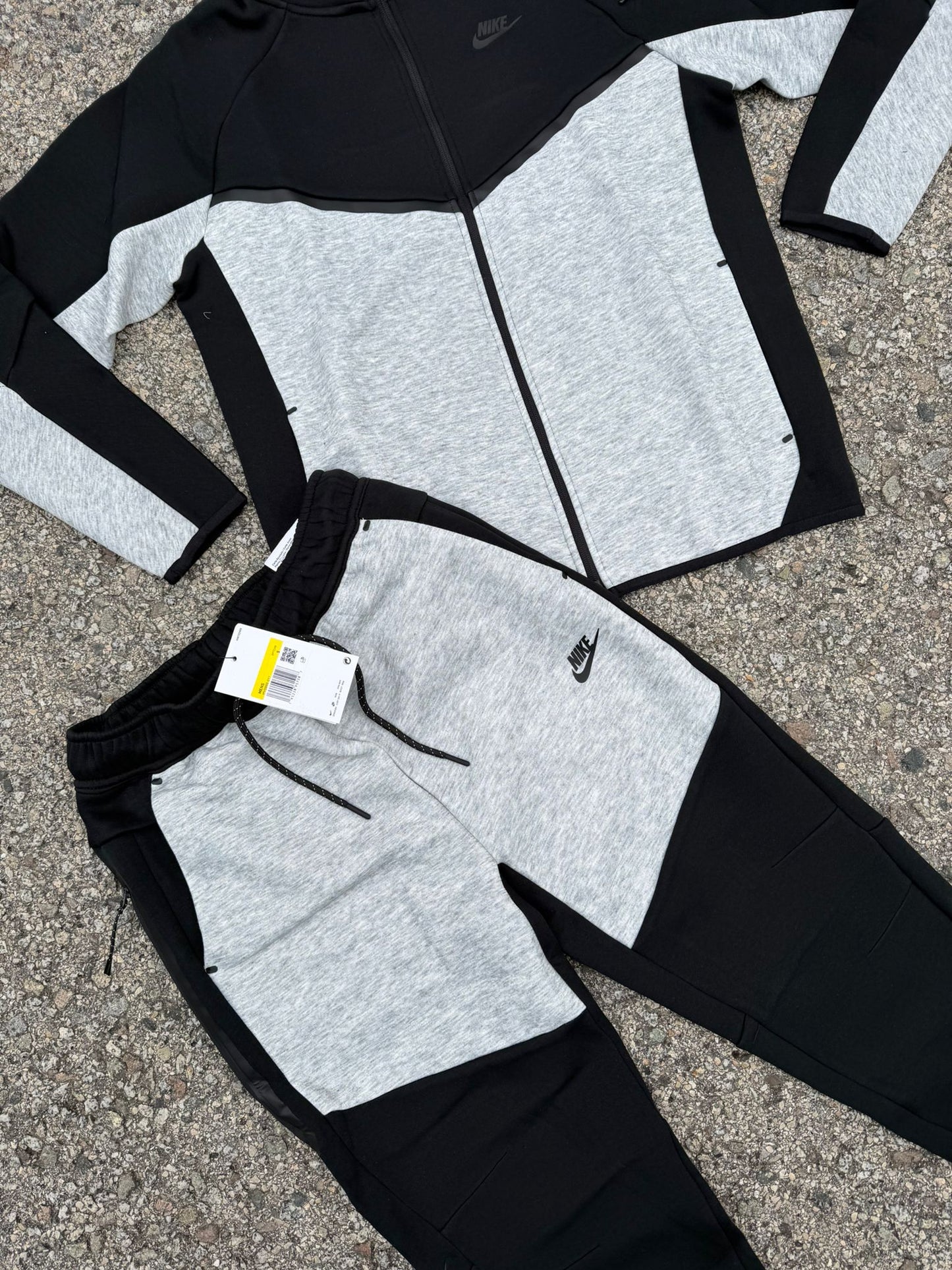 Nike tech negro y blanco logo negro