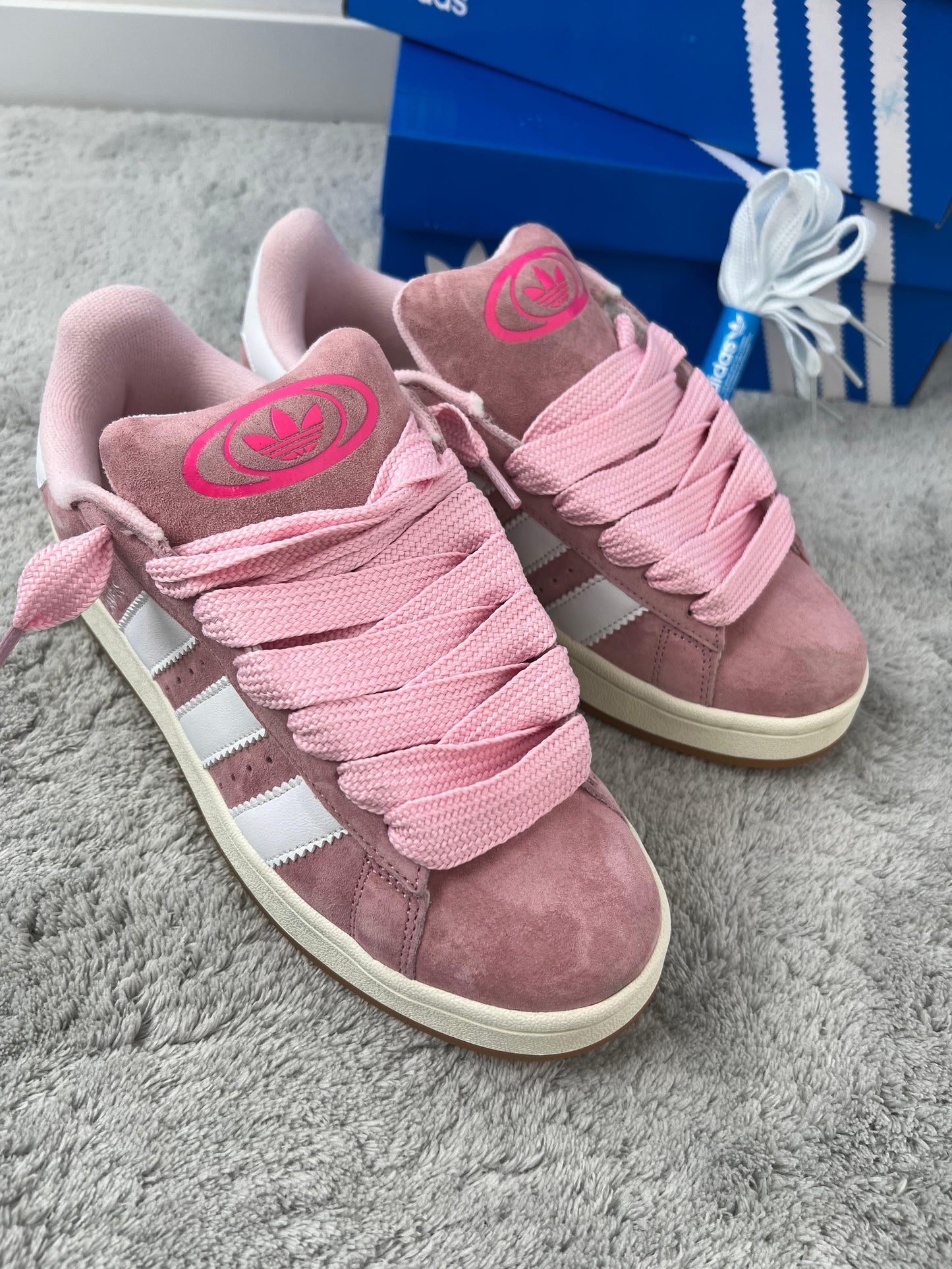 Adidas campus rosa logo blanco