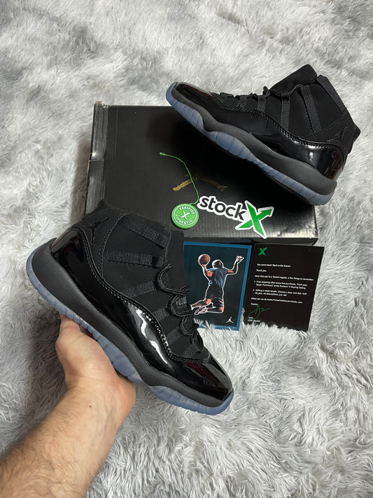 JORDAN 11 Negras logo negro