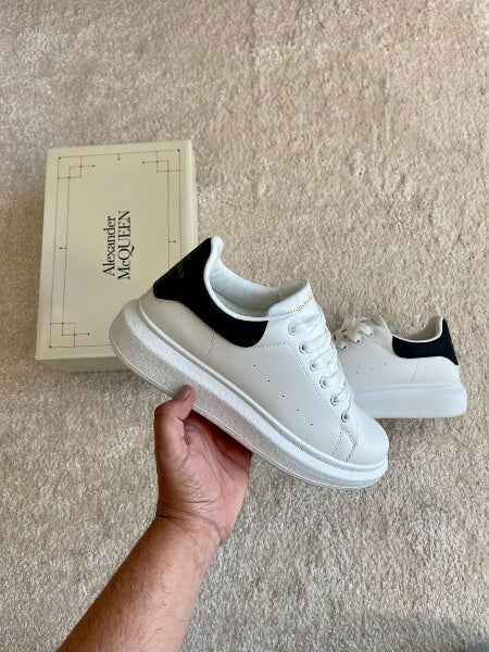 Alexander Mcqueen blancas y negras logo dorado