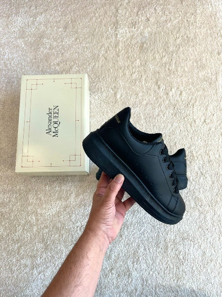 Alexander Mcqueen negras logo dorado