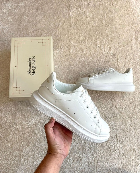 Alexander Mcqueen blancas logo dorado