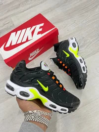 Nike tn negras detalles blancos logo fluor