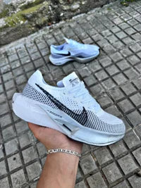 Nike ZOOMX VAPORFLY blancas grises logo negro