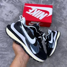 Nike x sacai vaporwaffle negra y blanca