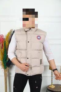 Chaleco Canada Goose crema logo azul