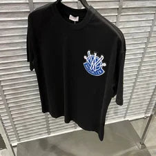 Camiseta Moncler oversize negra logo azul y blanco