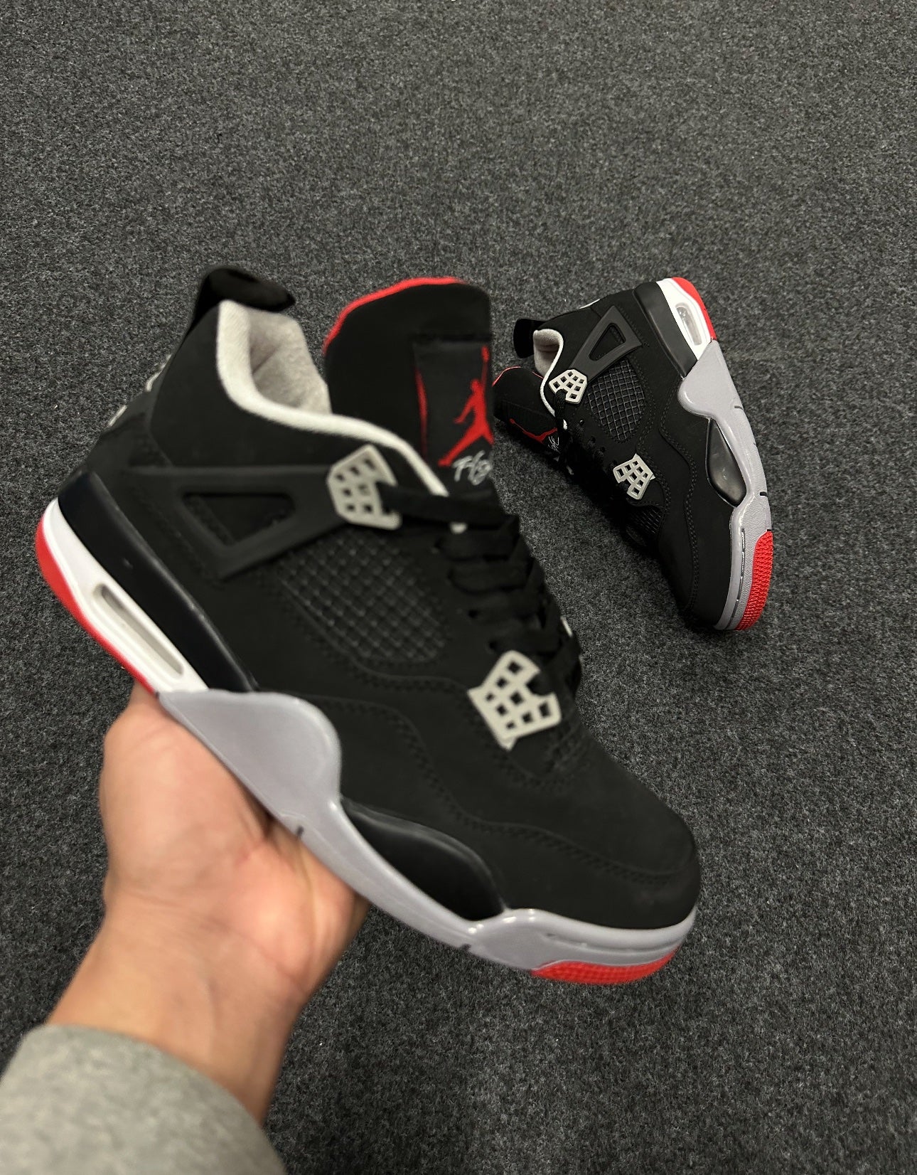 Jordan 4 negras detalles grises y rojas