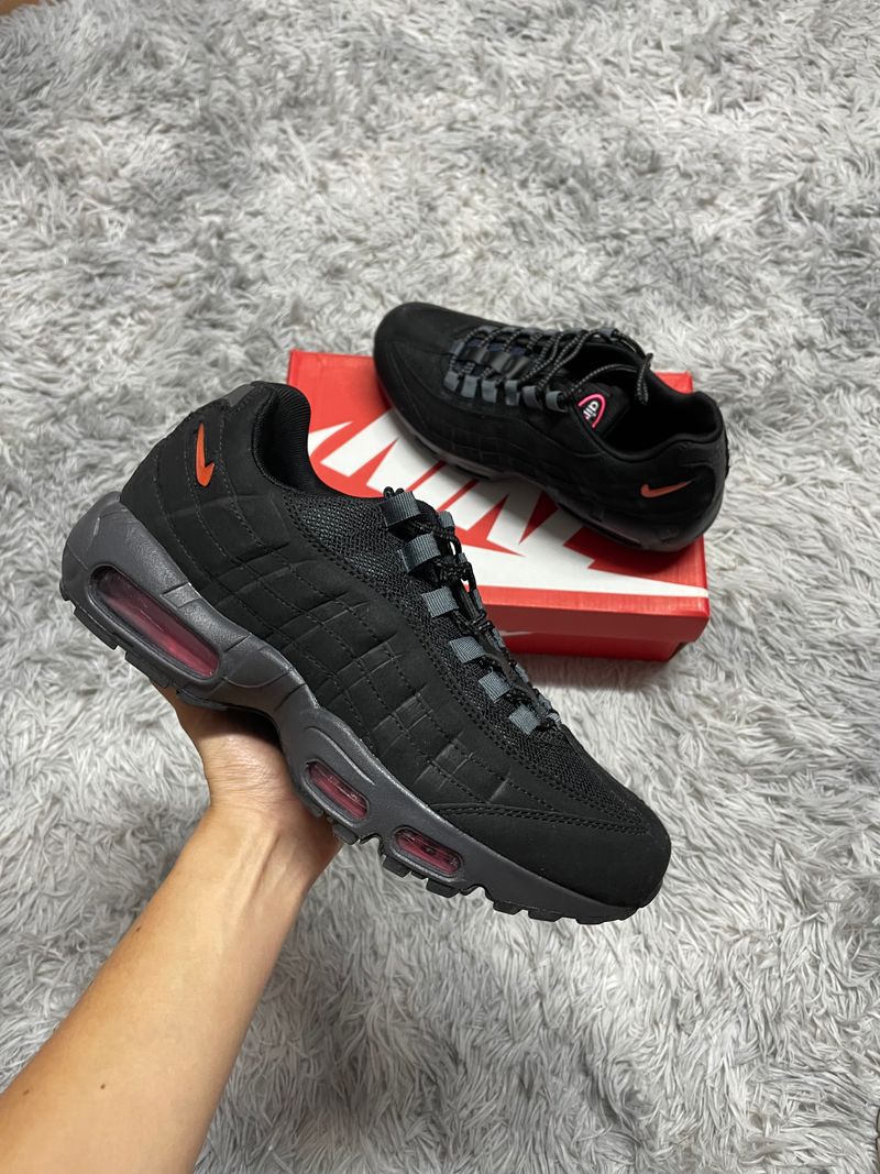 Air max 95 negras detalles gris logo naranja