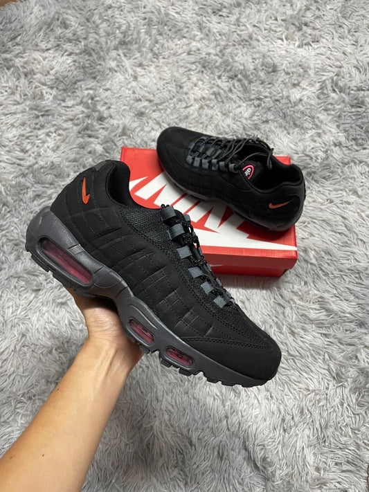 Air max 95 negras detalles gris logo naranja