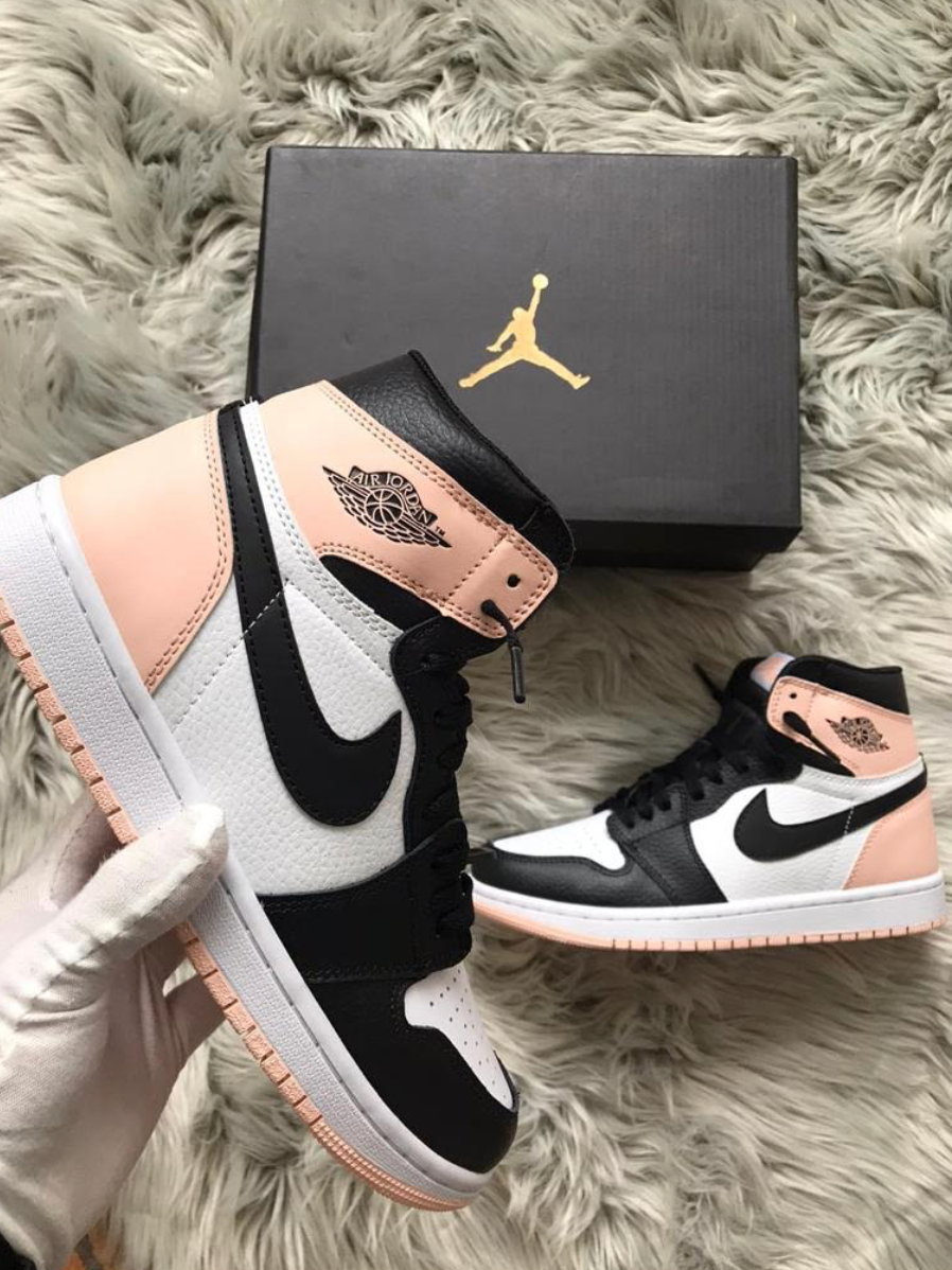 Jordan 1  rosa y blancas logo negro