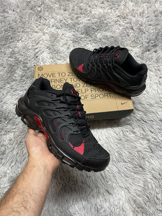 NIKE TS negras logo rojo
