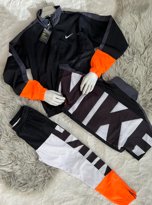 Chandal nike negro detalles naranjas y blancos logo blanco