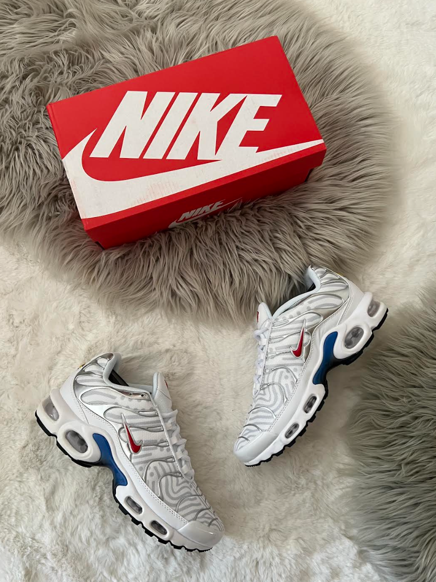 Nike TN blanco logo rojo detalles azules