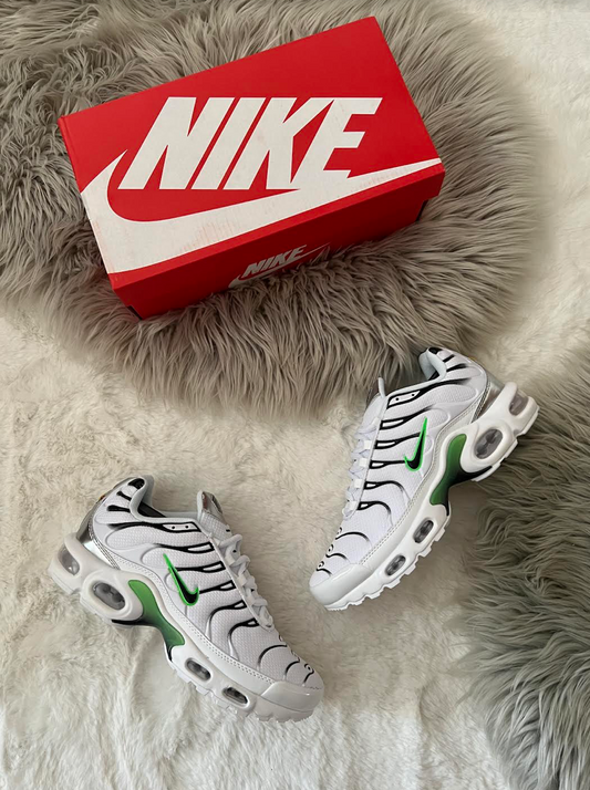 Nike TN blanco logo negro contorno verde detalles verdes