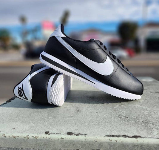 Nike cortez negras logo blanco