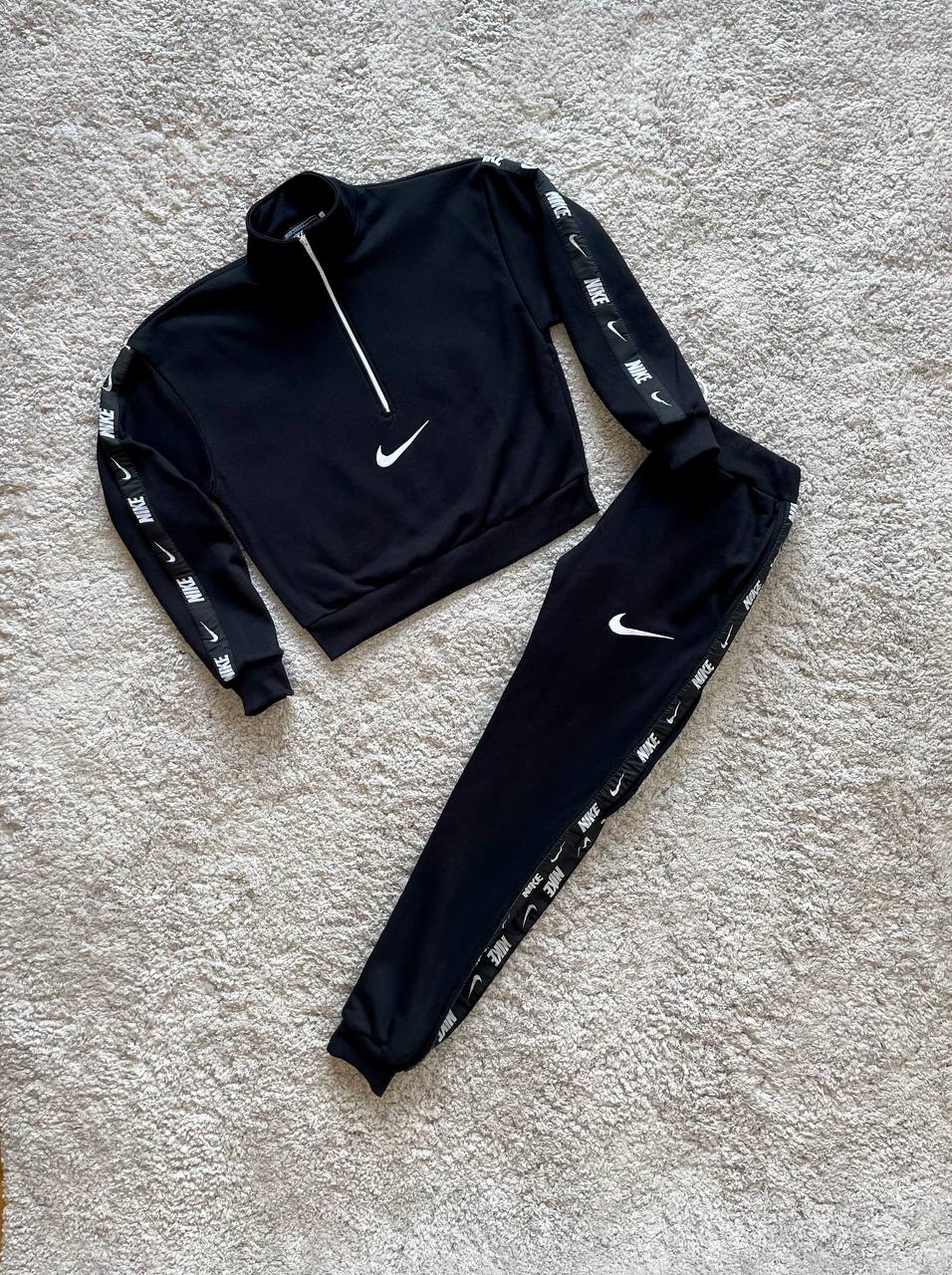 CHANDAL NIKE crop top negro logo blanco