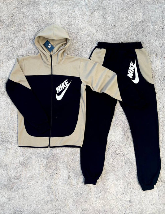 CHANDAL NIKE BEIGE Y NEGRO LOGO BLANCO EN GRANDE