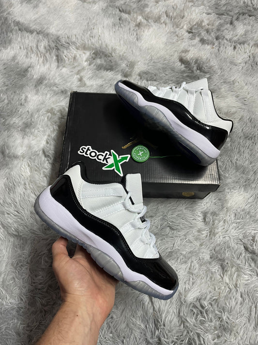 JORDAN 11 Blancas y negras suela gris