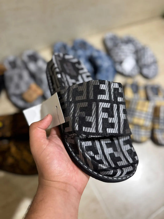 Chanclas Fendi negro logo dorado