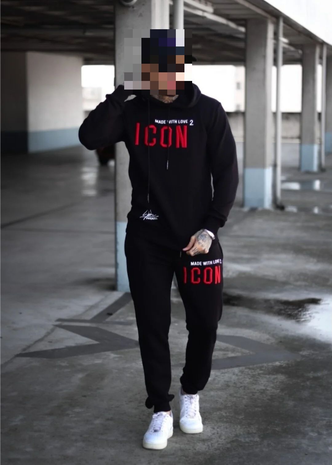 Chandal icon negro logo rojo detalles blancos