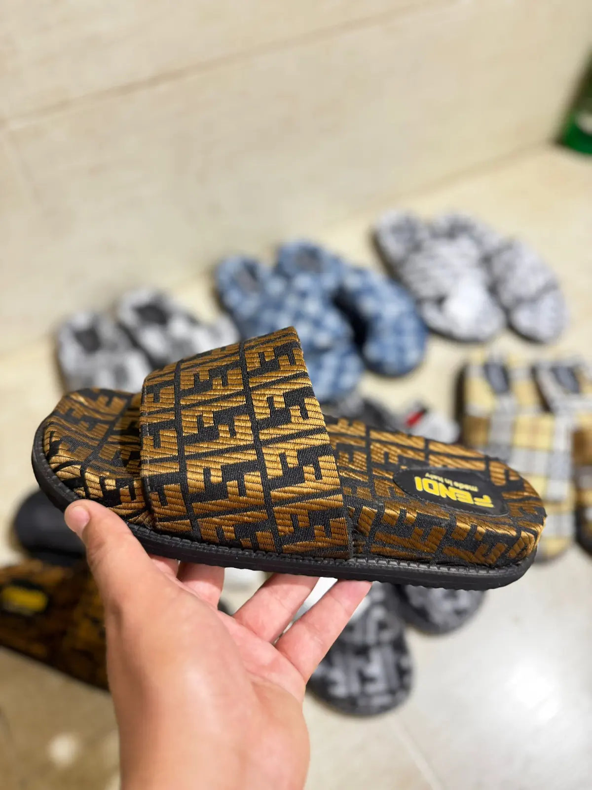 Chanclas Fendi dorada logo negro