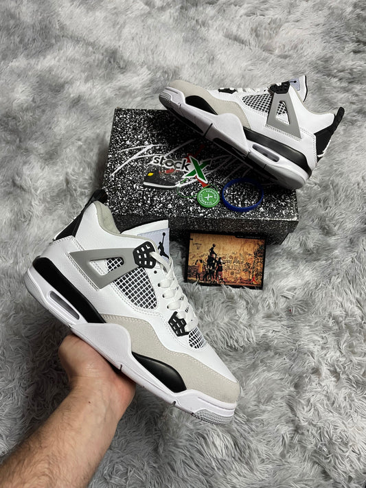 JORDAN 4 BLANCAS Y NEGRAS DETALLES GRISES LOGO NEGRO