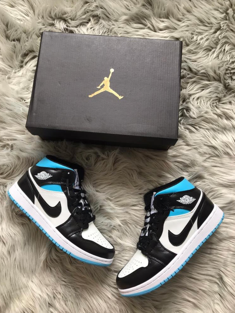 Jordan 1 negras detalles azules