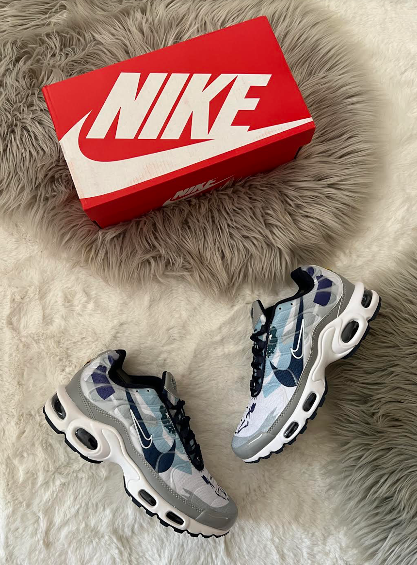 Nike TN blanco logo azul contorno blanco detalles grises