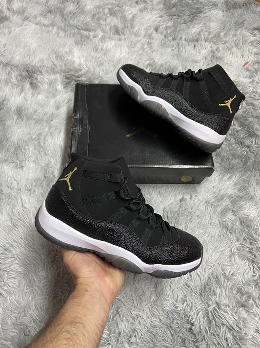 JORDAN 11 Negras y blancas suela gris