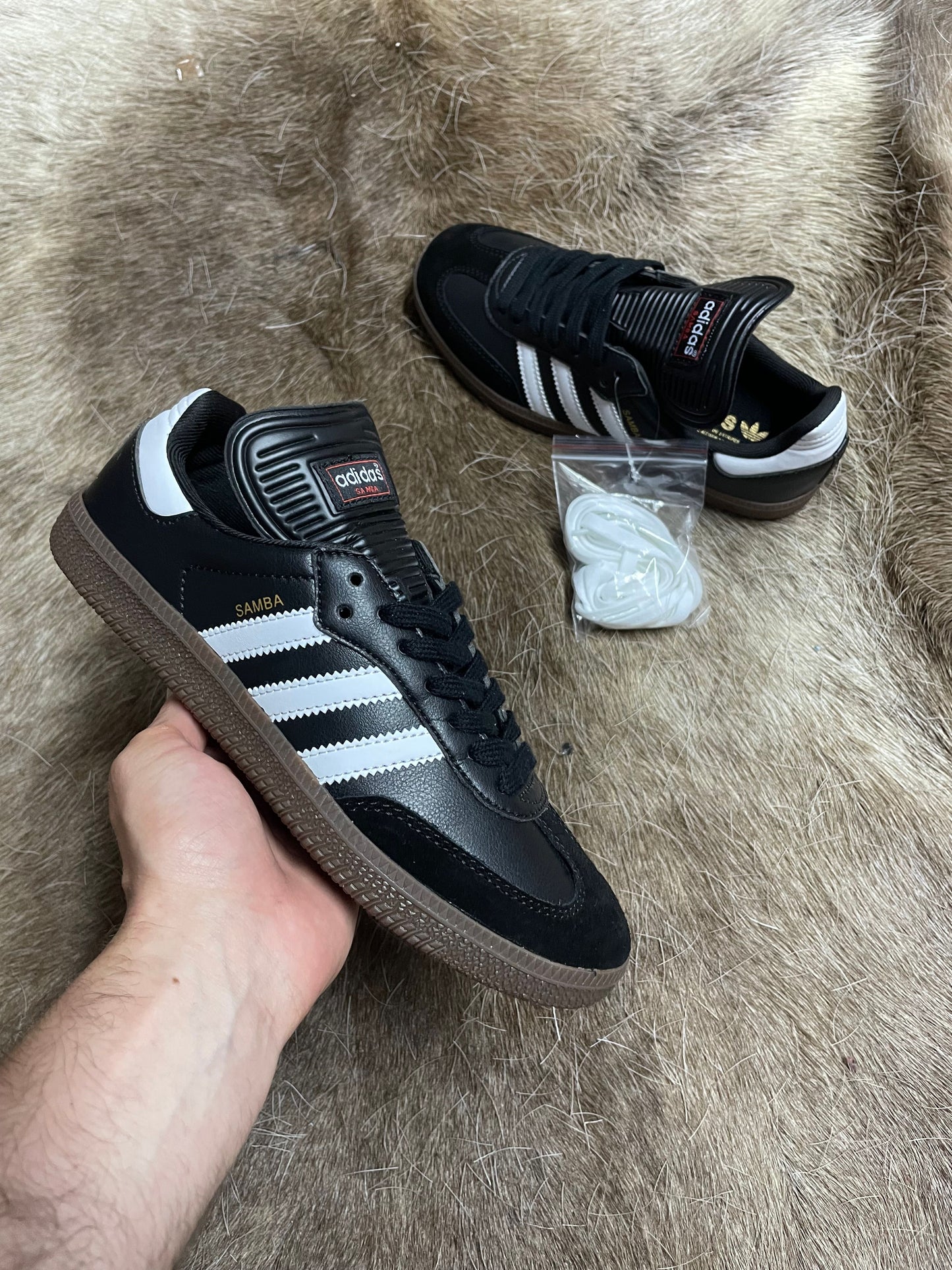 Adidas Samba negra lineas blanca suela marron