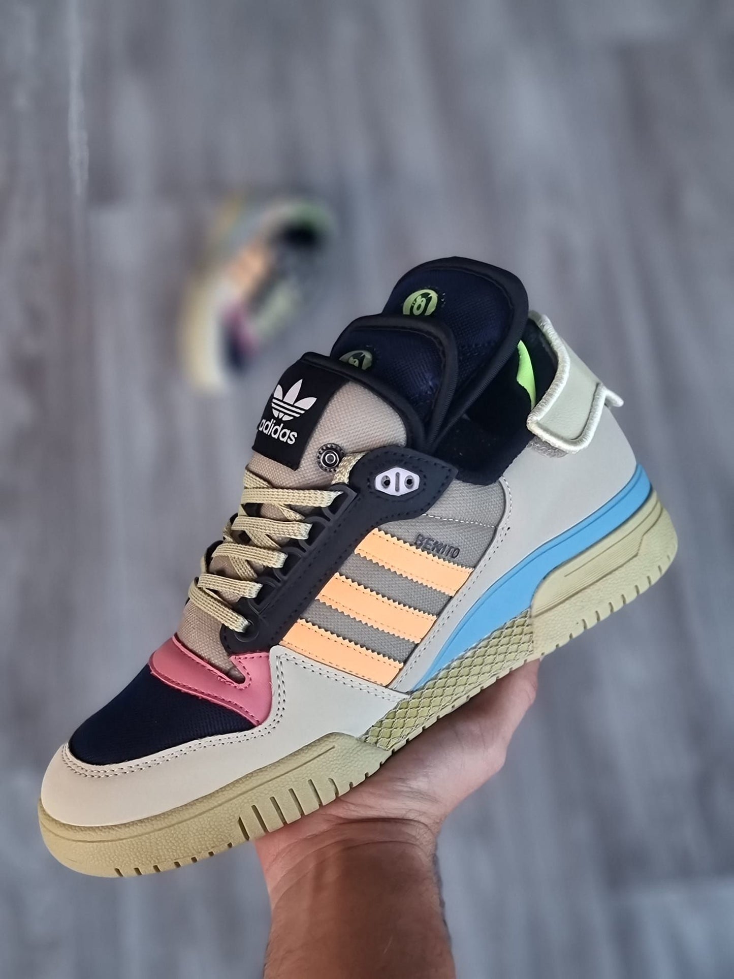 Adidas bad bunny marrones detalles naranjas