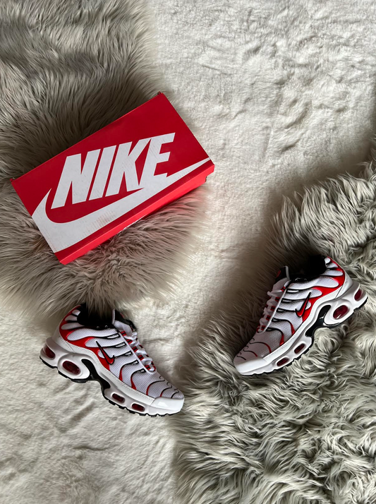 Nike TN blanco logo rojo contorno negro detalles rojos